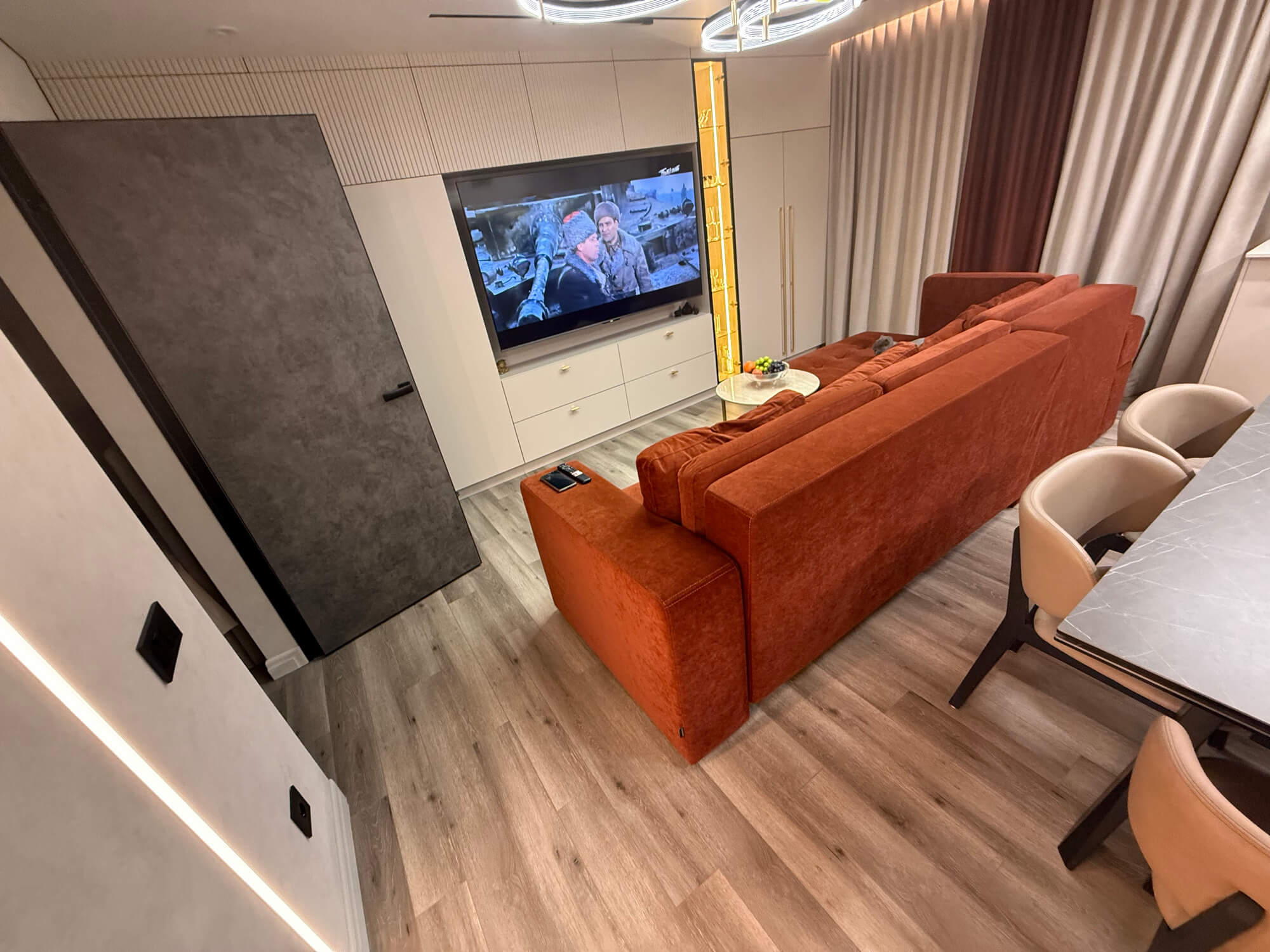 Ламинат серо-бежевый на кухне