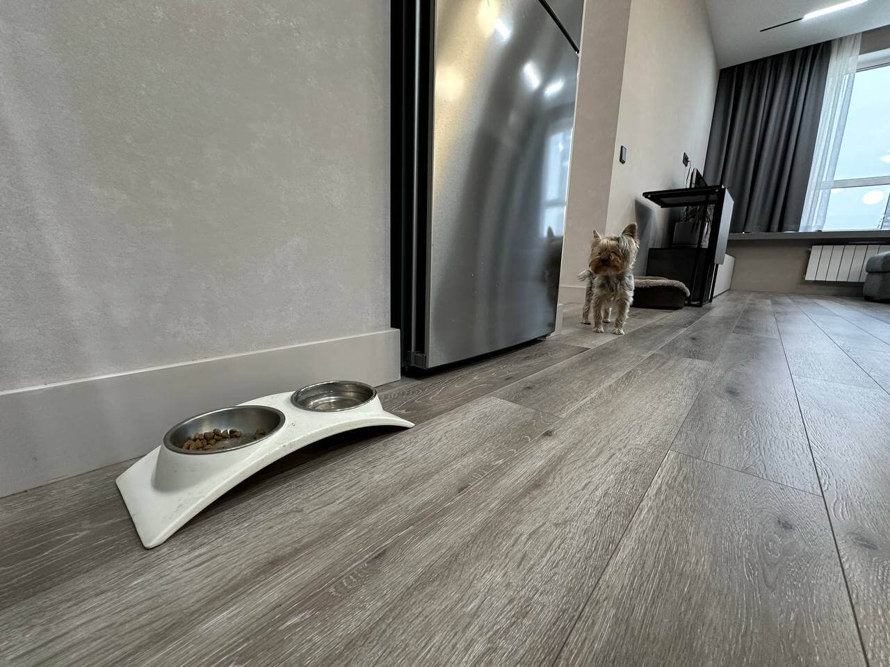 Ламинат серый в коридоре